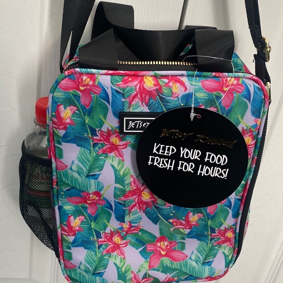 Betsey Johnson Handbags - 🆕🌸Betsey Johnson Lunch Tote, “Floral”.